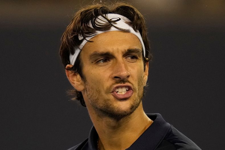 El italiano Lorenzo Musetti reacciona durante el encuentro ante el francés Giovanni Mpetshi Perricard en el Abierto de China el viernes 26 de septiembre del 2025. (AP Foto/Ng Han Guan)