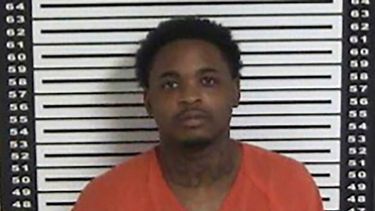 En la imagen, proporcionada por el departamento de policía del condado de St. Landry, aparece Keith Eli, 24, de Opelousas, uno de los tres reos que escaparon de una prisión del suroeste de Luisiana, el miércoles 3 de diciembre de 2025. (Departamento de Policía del Condado de St. Landry vía AP)