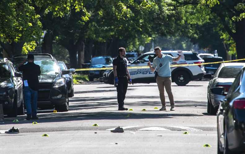 La policía investiga en el lugar del tiroteo en Detroit el 7 de julio del 2024. (John T. Greilick/Detroit News via AP)
