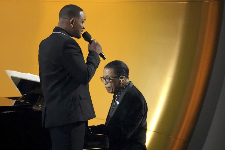 Will Smith, izquierda, habla mientras Herbie Hancock toca el piano durante la 67ª entrega anual de los Grammy el domingo 2 de febrero de 2025 en Los Ángeles. (Foto AP/Chris Pizzello)