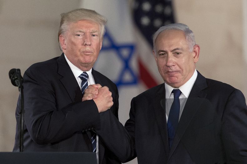 ARCHIVO – El presidente Donald Trump y el primer ministro israelí Benjamin Netanyahu se saludan en el Museo de Israel en Jerusalén, el 23 de mayo de 2017. (AP Foto/Sebastian Scheiner, Archivo)