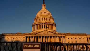 El Capitolio iluminado al amanecer en Washington, el lunes 6 de octubre de 2025. (Foto AP/J. Scott Applewhite)