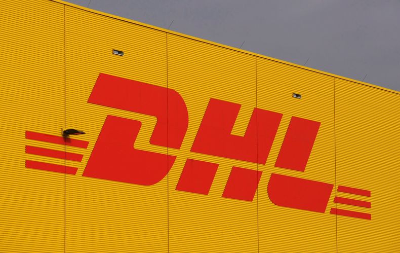 ARCHIVO - El logotipo de la empresa alemana de transporte de paquetería DHL en una terminal del aeropuerto de Leipzig/Halle, 29 de enero de 2008. (AP Foto/Matthias Rietschel, Archivo)