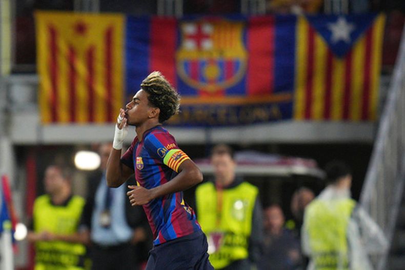 Lamine Yamal celebra tras marcar un gol para el Barcelona en el partido contra Feyenoord en la Liga de Campeones, el miércoles 9 de septiembre de 2026, en Barcelona. (AP Foto/Emilio Morenatti)