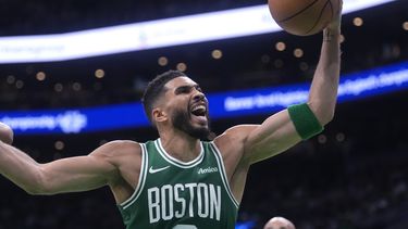 El alero de los Celtics de Boston, Jayson Tatum, captura un rebote contra los Knicks de Nueva York durante la primera mitad de un partido de baloncesto de la NBA, el martes 22 de octubre de 2024, en Boston. (AP Foto/Charles Krupa)