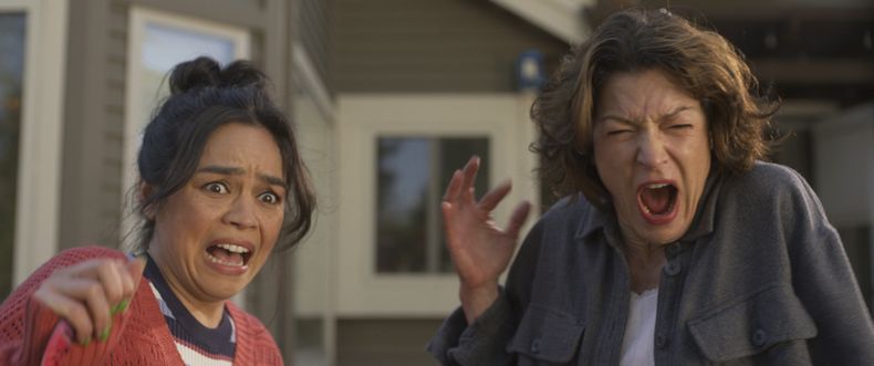 Kaitlyn Santa Juana (izq) y Rya Kihlstedt en Final Destination Bloodlines. (Warner Bros. Pictures via AP)