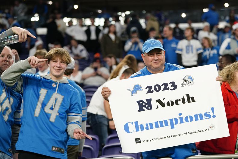 Aficionados de los Lions de Detroit celebran la obtención del título divisional tras vencer a los Vikings de Minnesota el domingo 24 de diciembre del 2023. (AP Foto/Abbie Parr)