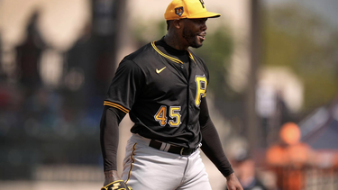 fanaticos de miami ovacionan al cerrador cubano aroldis chapman  y envian mensaje a la gerencia de los marlins