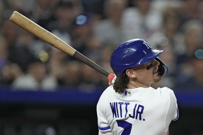 Bobby Witt Jr., de los Reales de Kansas City, batea un triple en el juego del sábado 29 de julio de 2023, ante los Mellizos de Minnesota (AP Foto/Charlie Riedel)