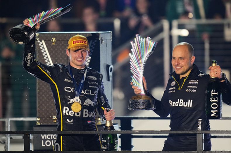 ARCHIVO - Max Verstappen de Red Bull y el ingeniero Gianpiero Lambiase celebran la victoria en el Gran Premio de Las Vegas de la Fórmula Uno, el 22 de noviembre de 2025, en Las Vegas. (AP Foto/Nick Didlick)