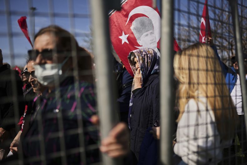 Gente escucha discursos durante una marcha convocada por el Partido Republicano del Pueblo, o CHP, contra la detención del alcalde de Estambul, Ekrem Imamoglu, en Estambul, Turquía, el sábado 29 de marzo de 2025. (AP Foto/Francisco Seco)