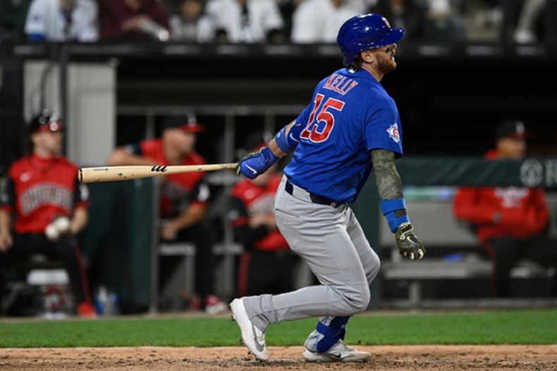 Carson Kelly, de los Cachorros de Chicago, observa su sencillo productor ante los Medias Blancas de Chicago, en el séptimo inning del juego del viernes 15 de mayo de 2026 (AP Foto/Paul Beaty)