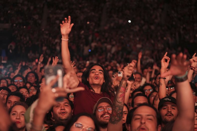 Fans vitorean mientras CA7RIEL y Paco Amoroso se presentan en la Arena CDMX de la Ciudad de México, el viernes 15 de agosto de 2025. (Foto AP/Fernando Llano)