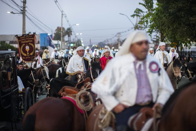 Los jinetes, conocidos como huasos, acompañan a los sacerdotes a dar la comunión a los enfermos durante la Fiesta de Cuasimodo, una procesión que se celebra el primer domingo después de Pascua, en Colina, Chile, el 27 de abril de 2025. (Foto AP/Esteban Félix)