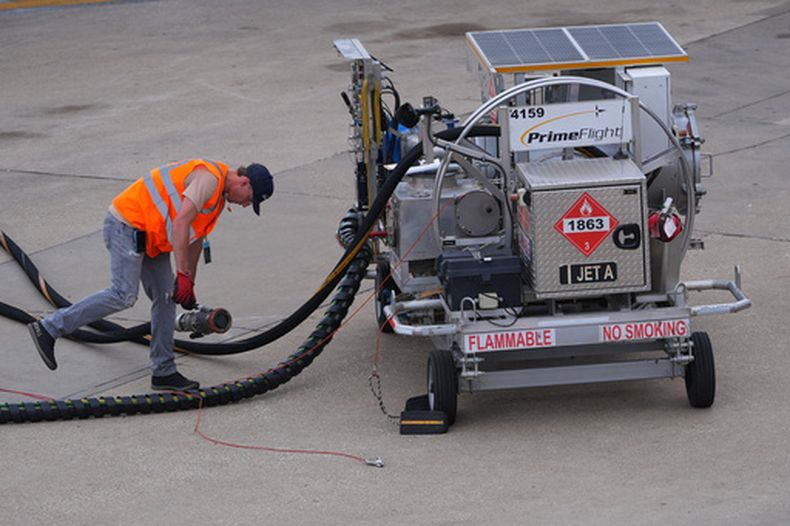 ARCHIVO - Un trabajador termina de suministrarle combustible a un avión en el Aeropuerto Internacional DFW, el 14 de abril de 2026, en Grapevine, Texas. (AP Foto/LM Otero, archivo)