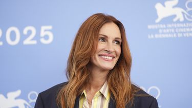 Julia Roberts posa en la sesión fotográfica de la película After the Hunt durante la 82ª edición del Festival de Cine de Venecia en Venecia, Italia, el viernes 29 de agosto de 2025. (Foto Scott A Garfitt/Invision/AP)