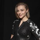 ARCHIVO - Chloe Grace Moretz asiste al desfile de la colección de damas Primavera/Verano 2024 de Louis Vuitton presentada el lunes 2 de octubre de 2023 en París. (Foto AP/Vianney Le Caer)