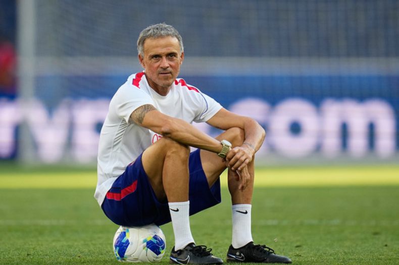 El director técnico del PSG, Luis Enrique, se sienta sobre un balón durante una sesión de entrenamiento previa al partido de la Supercopa de la UEFA contra el Aston Villa en Salzburgo, Austria, el martes 11 de agosto de 2026. (Foto AP/Darko Bandic)