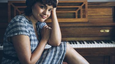 ARCHIVO - La cantautora Norah Jones posa para un retrato en el estado de Nueva York el 8 de junio de 2020. Para Jones, el álbum Little Broken Hearts es una lección sobre cómo aprovechar al máximo una mala experiencia. A una década de su lanzamiento el álbum se destaca como una pequeña joya. (Foto Victoria Will/Invision/AP)