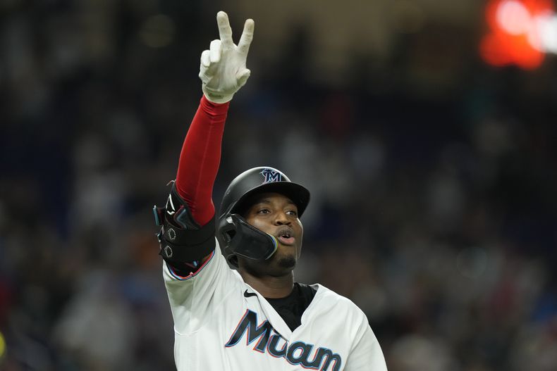 El dominicano Jesús Sánchez, de los Marlins de Miami, festeja tras conectar el sencillo que puso fin al juego del miércoles 2 de agosto de 2023, ante los Filis de Filadelfia (AP Foto/Marta Lavandier)