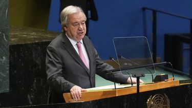 El secretario general de Naciones Unidas, António Guterres en un discurso ante la Asamblea General de las Naciones Unidas, el lunes 2 de junio de 2025, en la sede de la ONU en Nueva York. (AP Foto/Richard Drew)