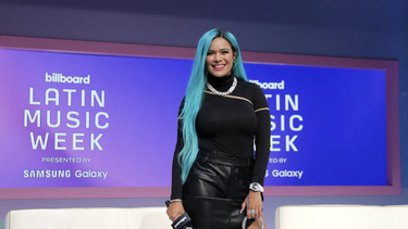 karol g enloquece al publico meneando sus curvas en un ajustado body negro