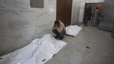 Un palestino llora la muerte de familiares fallecidos en un bombardeo israelí en Jan Yunis, Franja de Gaza, el 26 de diciembre de 2023. (AP Foto/Hatem Ali)