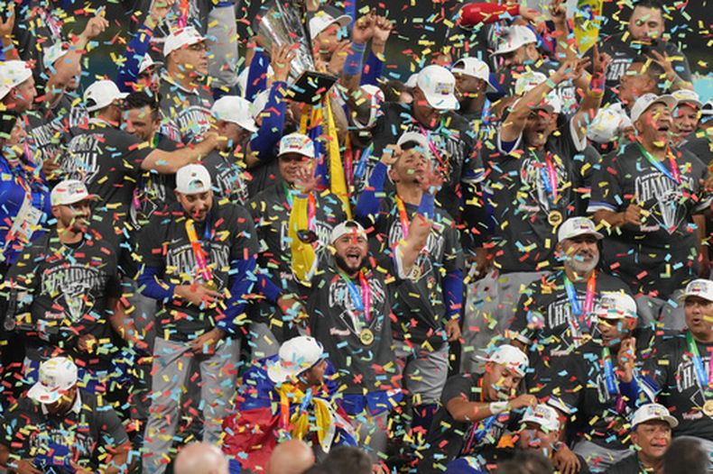 El equipo de Venezuela celebra su coronación como campeones del Clásico Mundial de béisbol tras vencer a Estados Unidos en la final, el martes 17 de marzo de 2026, en Miami. (AP Foto/Lynne Sladky)