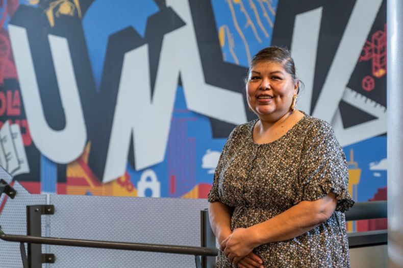 Ronica Spute, graduada de estudios de justicia penal del Greenspun College of Urban Affairs, posa para una foto en la Universidad de Nevada en Las Vegas, el 16 de julio del 2026. (Daniel Clark/The Nevada Independent via AP)