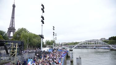 Los espectadores aguardan por el comienzo de la ceremonia de inauguración de los Juegos Olímpicos de París, el viernes 26 de julio de 2024. (AP Foto/Andrew Medichini)