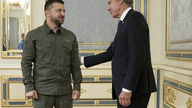 El presidente ucraniano Volodymyr Zelenskyy saluda al secretario de Estado estadounidense Antony Blinken antes de su reunión el miércoles 6 de septiembre de 2023, en la calle Bankova, Kiev. (Brendan Smialowski/Foto compartida vía AP)
