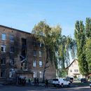 Policías miran a una escuela dañada por un ataque ruso de dron en Kiev, Ucrania, el jueves 1 de jueves de octubre de 2026. (AP Foto/Evgeniy Maloletka)