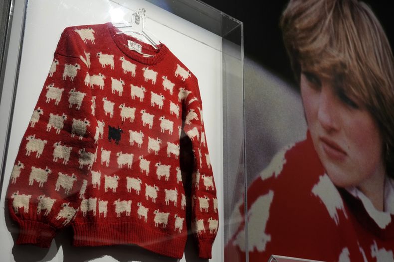 El suéter rojo adornado con un rebaño de ovejas que usó la princesa Diana cuando era joven es exhibido por la casa de subastas Sothebys en Londres, el lunes 17 de julio de 2023. (AP Foto/Frank Augstein)