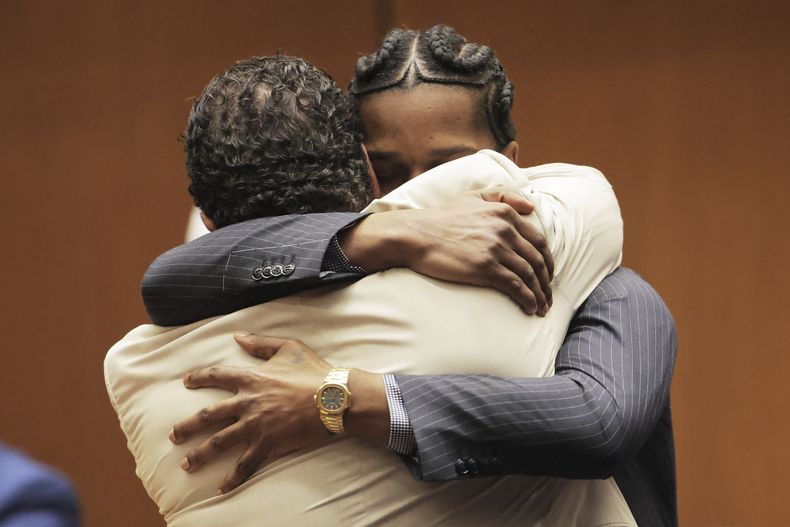 A$AP Rocky abraza al abogado Joe Tacopina después de que fue declarado inocente durante su juicio el martes 18 de febrero de 2025 en Los Ángeles. (Daniel Cole/Pool Photo via AP)