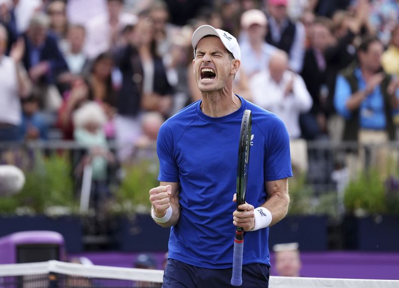 El escocés Andy Murray festeja su victoria sobre el australiano Alexei Popyrin, en el torneo Queens Club, el martes 18 de junio de 2024, en Londres (Zac Goodwin/PA via AP)