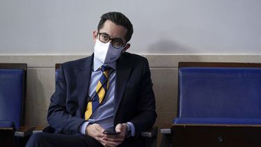 Renuncia subsecretario de prensa de Casa Blanca por polémica