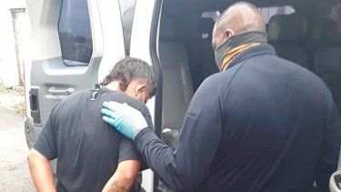 policia arresta a varias personas luego de diligenciar varias ordenes de allanamientos en la zona metropolitana