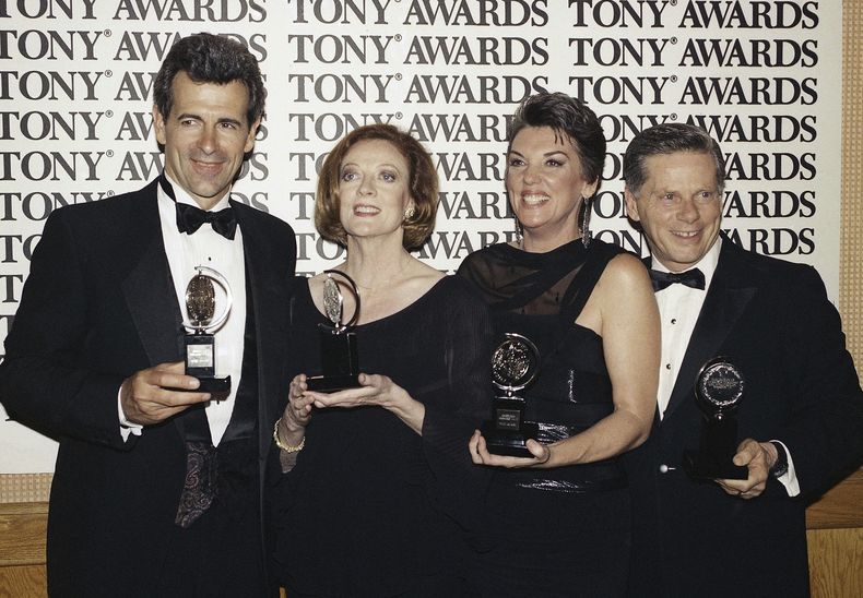 ARCHIVO - Los ganadores del premio Tony, de izquierda a derecha, James Naughton, mejor actor por City of Angels, Maggie Smith, mejor actriz por Lettice and Lovage, Tyne Daly, mejor actriz por Gypsy y Robert Morse, mejor actor por Iru  posan en los premios Tony en Nueva York, el 3 de junio de 1990. Smith, que ganó un Oscar por The Prime of Miss Jean Brodie en 1969 además de destacar en los filmes de Harry Potter y la serie Downton Abbey ha fallecido a los 89 años. (Foto AP/Richard Drew, File)