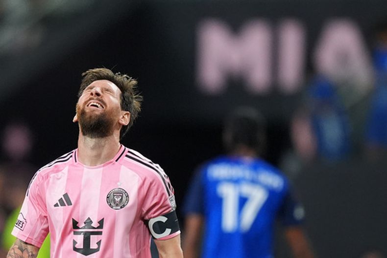 El argentino Lionel Messi, del Inter Miami, reacciona tras una oportunidad fallida de gol ante Cincinnati, el miércoles 28 de octubre de 2026 (AP Foto/Rebecca Blackwell)