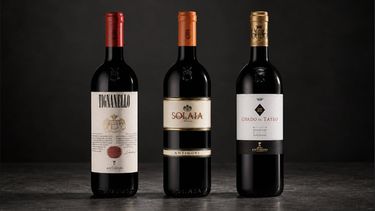 Esta foto, difundida el viernes 9 de octubre de 2026 por la bodega Marchesi Antinori, muestra, de izquierda a derecha, botellas de los vinos tintos Tignanello, Solaia y Guado al Tasso de la cosecha 2023, que fueron parte de un robo de 10.000 botellas por un valor aproximado de 5 millones de euros. (Marchesi Antinori vía AP)