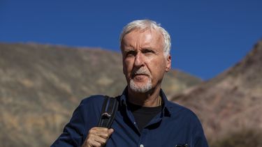 ARCHIVO -El director James Cameron camina en Purmamarca, provincia de Jujuy, Argentina, el 8 de junio de 2023. Cameron dice que la operación de búsqueda de un submarino turístico en aguas profundas se convirtió en una farsa de pesadilla que prolongó la agonía de las familias de los pasajeros. Cameron dijo a la BBC en una entrevista transmitida el viernes 23 de junio de 2023 que sentía que el sumergible Titan se había perdido poco después de escuchar que había dejado de tener contacto con la superficie durante su descenso hacia los restos del Titanic en el Océano Atlántico. (Foto AP/Javier Corbalan, archivo)