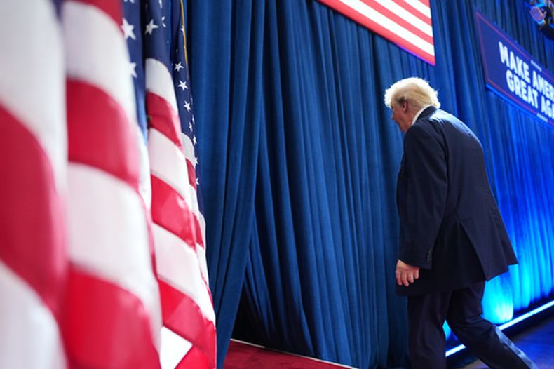 El presidente de EEUU, Donald Trump, se retira tras pronunciar un discurso en un mitin de campaña en el Lubbock Memorial Civic Center, el martes 27 de octubre de 2026, en Lubbock, Texas. (AP Foto/Alex Brandon)