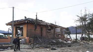 Investigadores militares de Corea del Sur revisan el jueves 6 de marzo de 2025, el sitio donde un avión de combate surcoreano lanzó accidentalmente bombas sobre una zona civil durante un ejercicio, en Pocheon, Corea del Sur. (Yonhap vía AP)