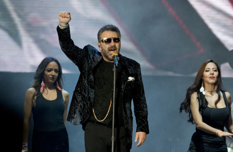 ARCHIVO - El cantante mexicano Mijares se presenta en el concierto Estamos Unidos Mexicanos en el zócalo de la Ciudad de México el 8 de octubre de 2017. Mijares será honrado con el Premio a la Excelencia Musical de la Academia Latina de la Grabación en noviembre durante la semana del Latin Grammy. (Foto AP/Eduardo Verdugo, archivo)