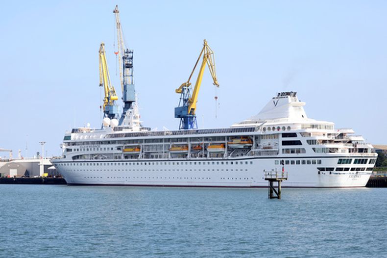 ARCHIVO - El Odyssey, un crucero estadounidense operado por Villa Vie Residences, anclado en el muelle de reparaciones Harland & Wolf en Belfast, Irlanda del Norte, el 30 de agosto de 2024. (AP Foto/Peter Morrison, archivo)