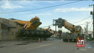 grua se desploma sobre un negocio en hialeah