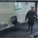 En la imagen, proporcionada por el Departamento de Policía de Providence, se muestran imágenes de vigilancia de Claudio Neves Valente, sospechoso en el tiroteo masivo ocurrido en la Universidad Brown. (Departamento de Policía de Providence vía AP)