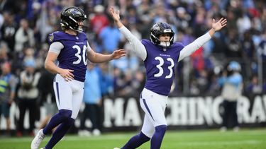 El pateador de los Ravens de Baltimore, Tyler Loop (33), celebra su gol de campo de 64 yardas con el despejador Ryan Eckley (30) durante la primera mitad de un partido de fútbol americano de la NFL contra los Titans de Tennessee en Baltimore, el 4 de octubre de 2026. (Foto AP/Nick Wass)