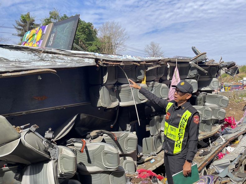 Un investigador inspecciona el lugar donde un bus procedente del norte de Tailandia volcó en Prachinburi, en el este, causando varios muertos, el 26 de febrero de 2025. (Departamento de Transporte vía AP)