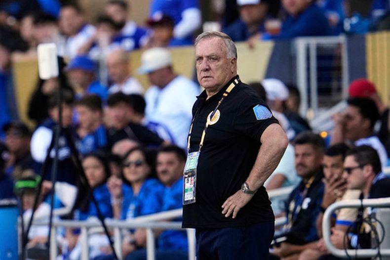 ARCHIVO - El técnico de Curazao Dick Advocaat durante el partido contra El Salvador en la Copa Oro de la CONCACAF, el 17 de junio de 2025, en San José, California. (AP Foto/Godofredo A. Vásquez)